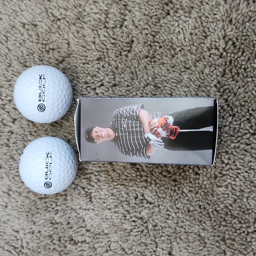 Tiger Woods Buick Nike golf balls
